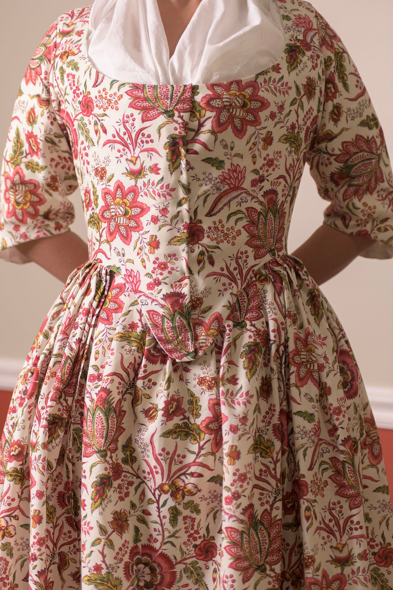 Robe à l'Anglaise | Red Exotic Flowers | 1770 - 1785