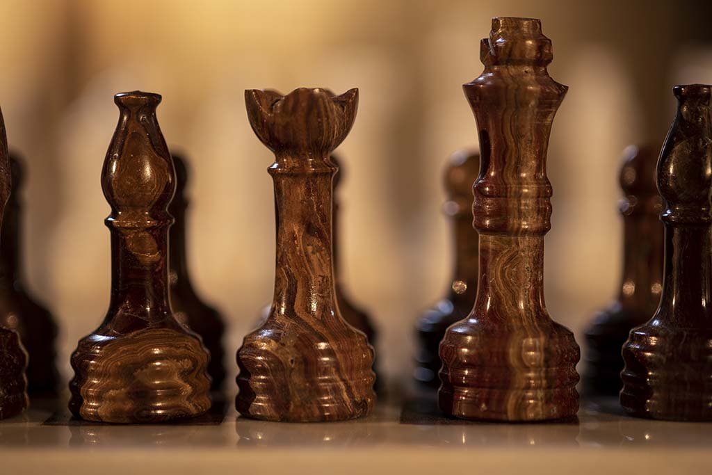 Jeu d'échecs en marbre marron et blanc