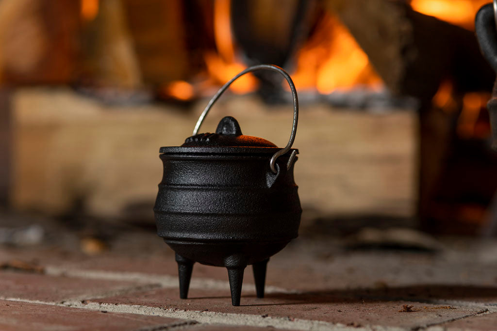 https://www.samsonhistorical.com/cdn/shop/products/18th-century-cookingMini-Cast-Iron-Cookpot_1600x.jpg?v=1665672804
