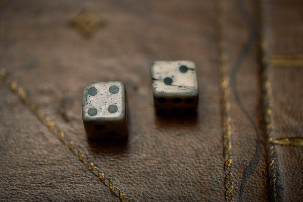 ミュージシャン The Bonez Revolutionary Dice Game Hand-Hewn Cow Bone Dice | Samson Historical